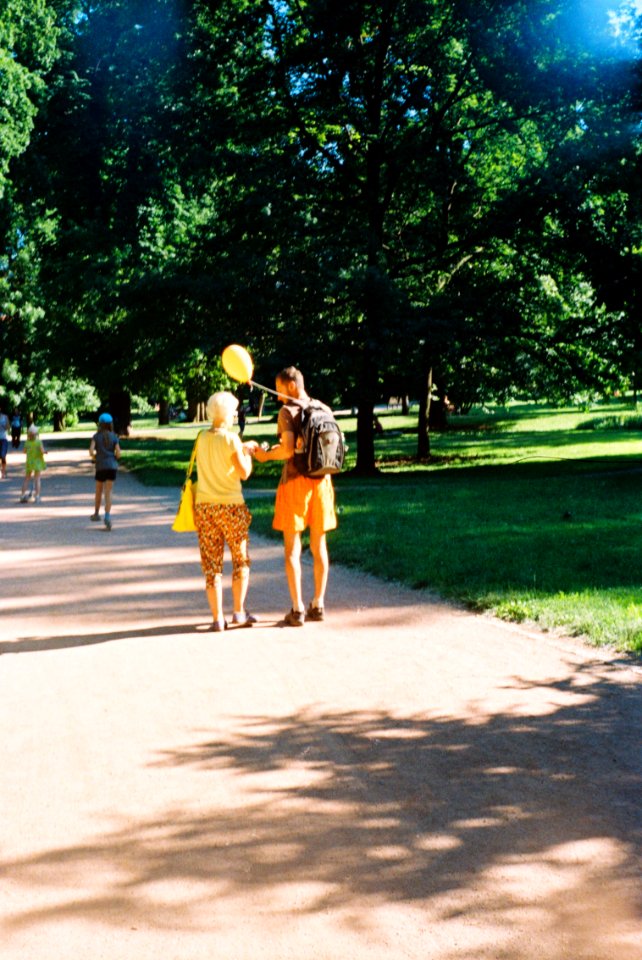 Pentacon Electra - Couple with Yellow Balloon