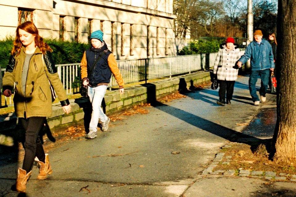 Ricoh TLS 401 with MIR-1V - People on Sidewalk