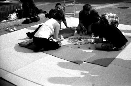 Siluet Elektro - Young People Creating a Mandala 1 photo