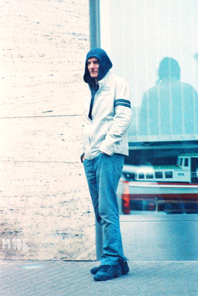 Praktica MTL 5 + Pentacon Electric 4/200 MC - Standing Man
