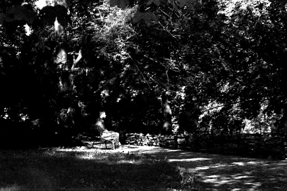 Canon Prima Zoom 80u (Sure Shot 80u) - Man on the Bench in the Park