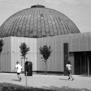 Lomo 135VS - Children in front of Brno Observatory and Planetarium 1 photo