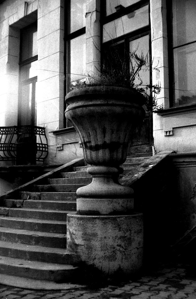 Siluet Elektro - Entrance to the Closed Belveder Hotel