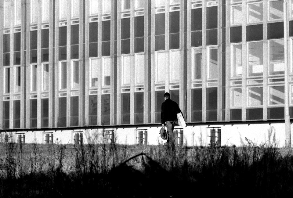 Praktica MTL 5 + Pentacon Electric 4/200 MC - Man and Bulding