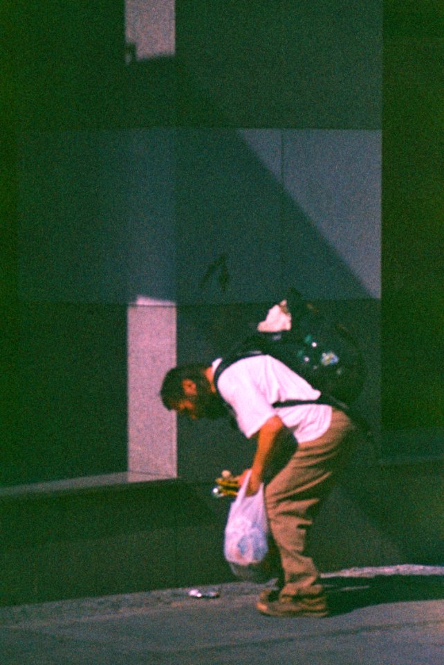 Praktica BC1 + MC Pentacon Prakticar 2,8/135 + expired film - Man Picking up Something
