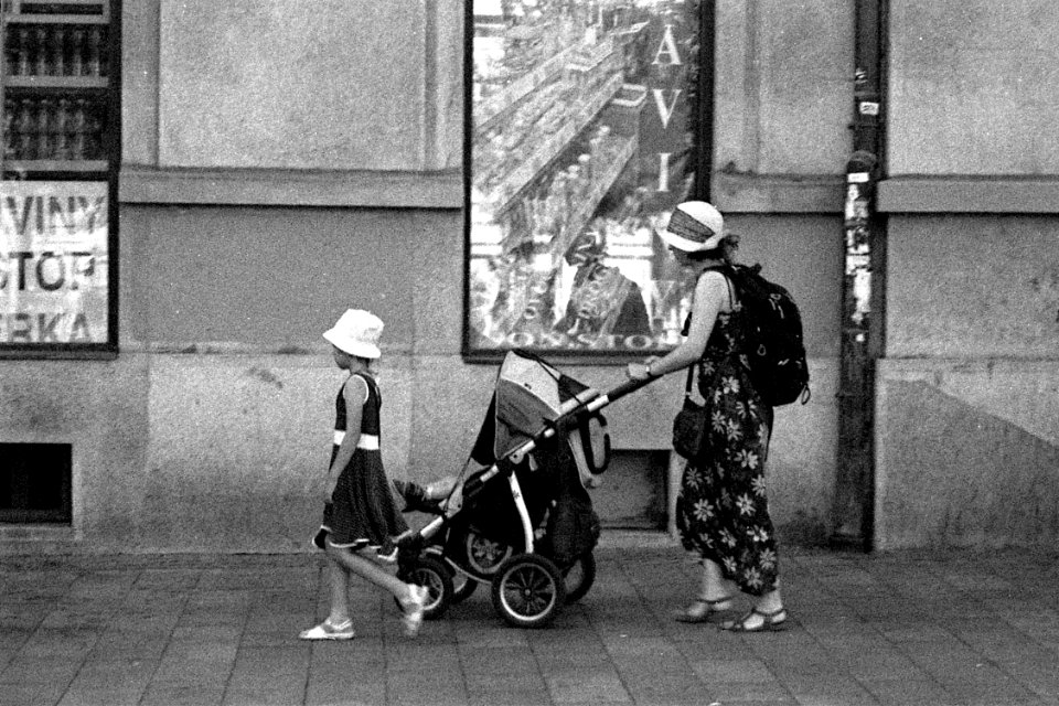 Canon Prima Zoom 80u (Sure Shot 80u) - Mother with Daughter