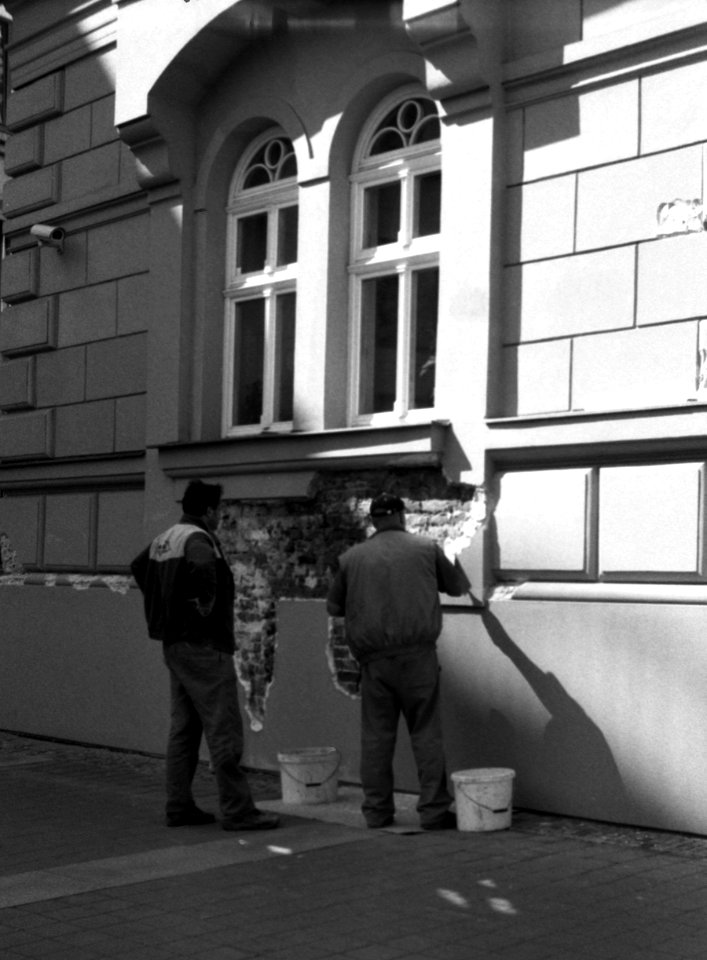 Beirette VSN - Workers Rapairing a Wall
