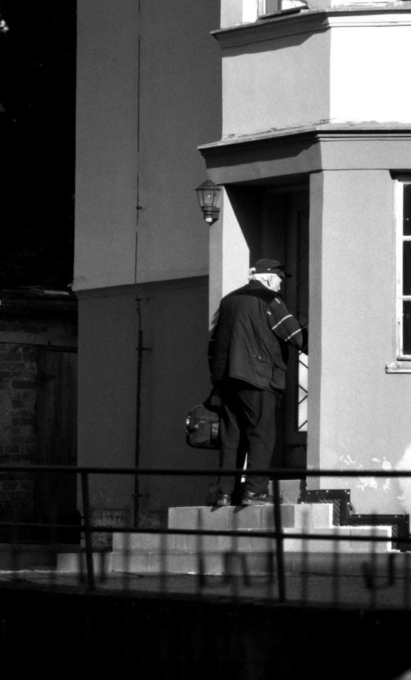 Praktica MTL 5 + Pentacon Electric 4/200 MC - Old Man Entering a House