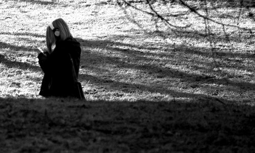 Contax D + Pentacon Electric 4/200 MC - Girl with a Phone