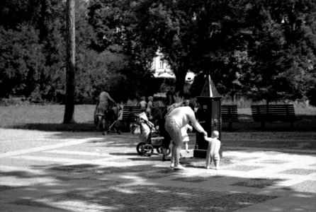 Canon Prima Zoom 80u (Sure Shot 80u) - Parents with Children in the Park
