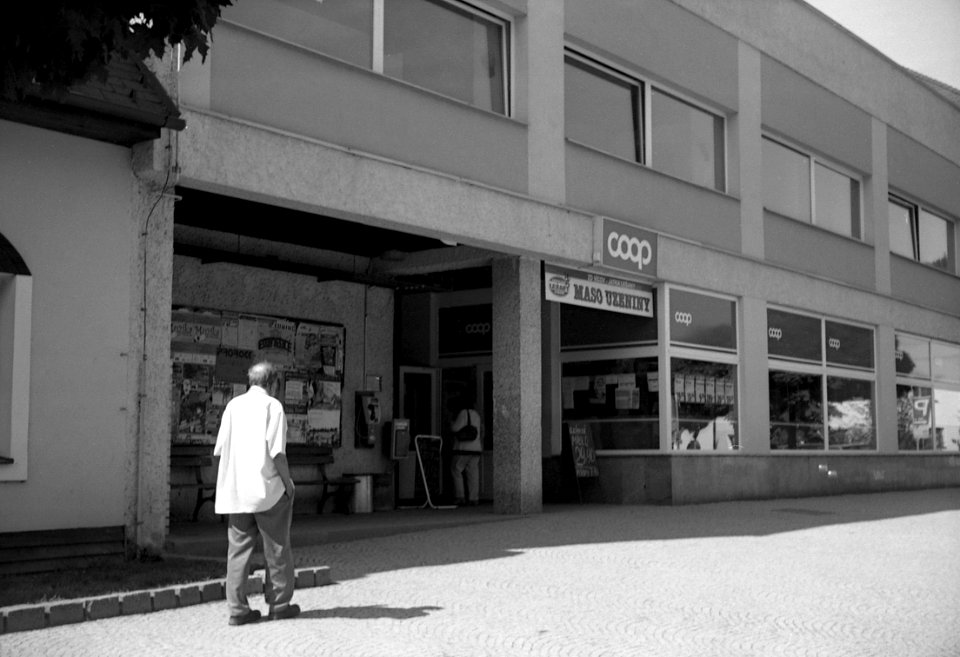 Agfa Optima 1a - Old Man Goes Shopping