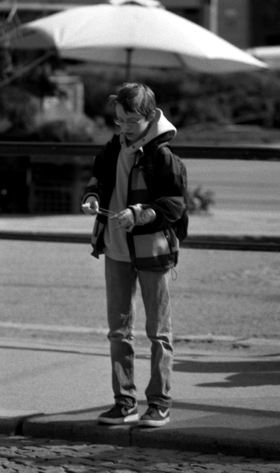 Praktica MTL 5 + Pentacon Electric 4/200 MC - Pensive Boy with Cat's cradle