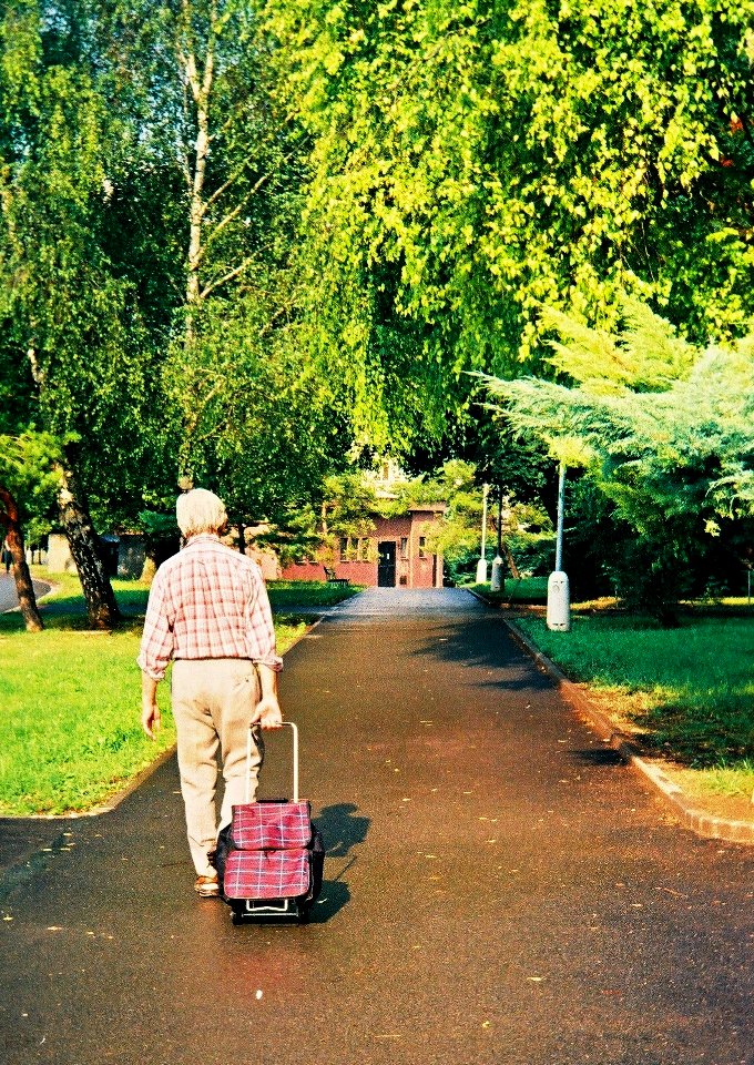 Beirette Electronic - Old Man with a Wheel Bag