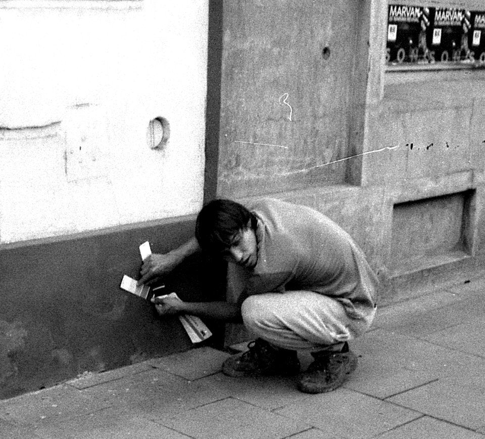 Siluet Elektro - Painter Checking Correct Color