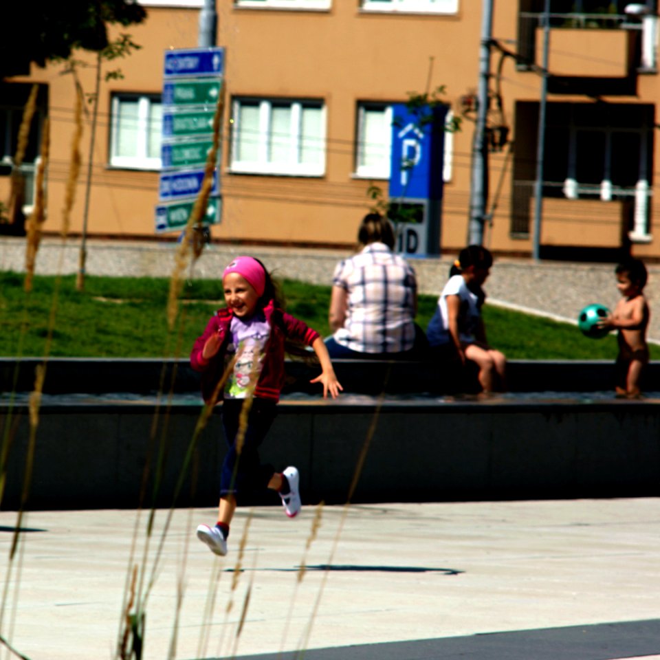 Sony Alpha A230 with Pentacon Electric 4/200 MC - Running Girl