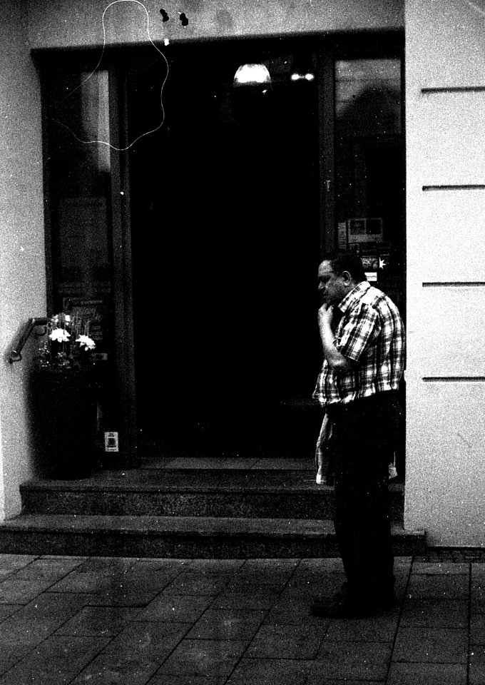 Siluet Elektro - Contrmplating Man and Flowers