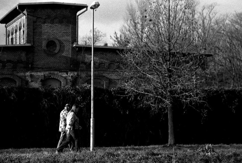 Praktica BMS + MC Pentacon Prakticar 2,8/135 - Couple Walking Next to the Former Slaughterhouse