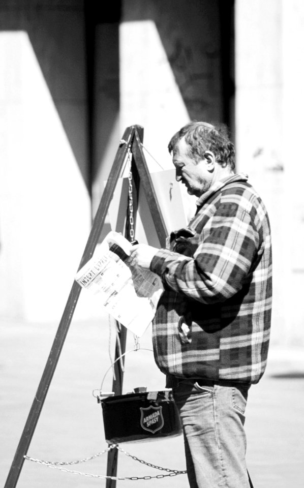 Praktica MTL 5 + Pentacon Electric 4/200 MC - Salvation Army Member (B&W)