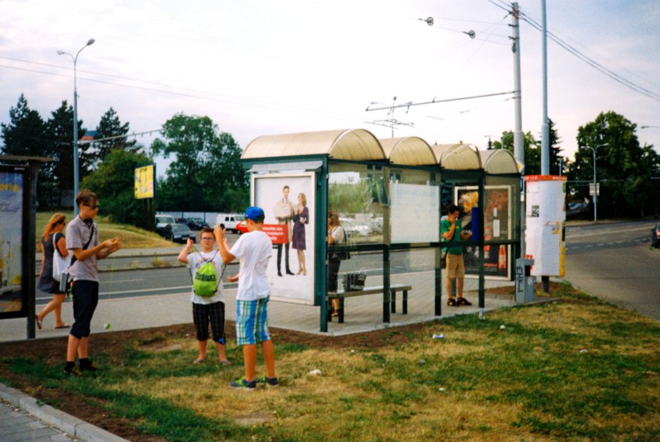 Elikon 35S - Bus Stop Scene with some Kids