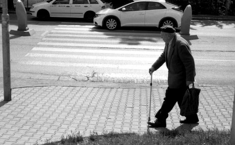 Praktica MTL 5 + Pentacon Electric 4/200 MC - Elderly Man Looking at Cars