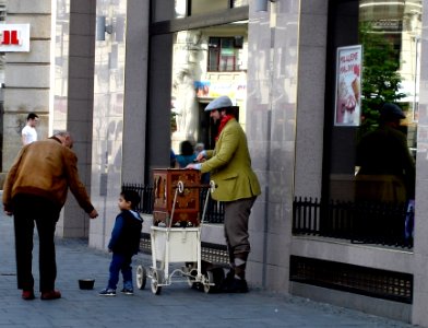 Barrel Organ Player 3