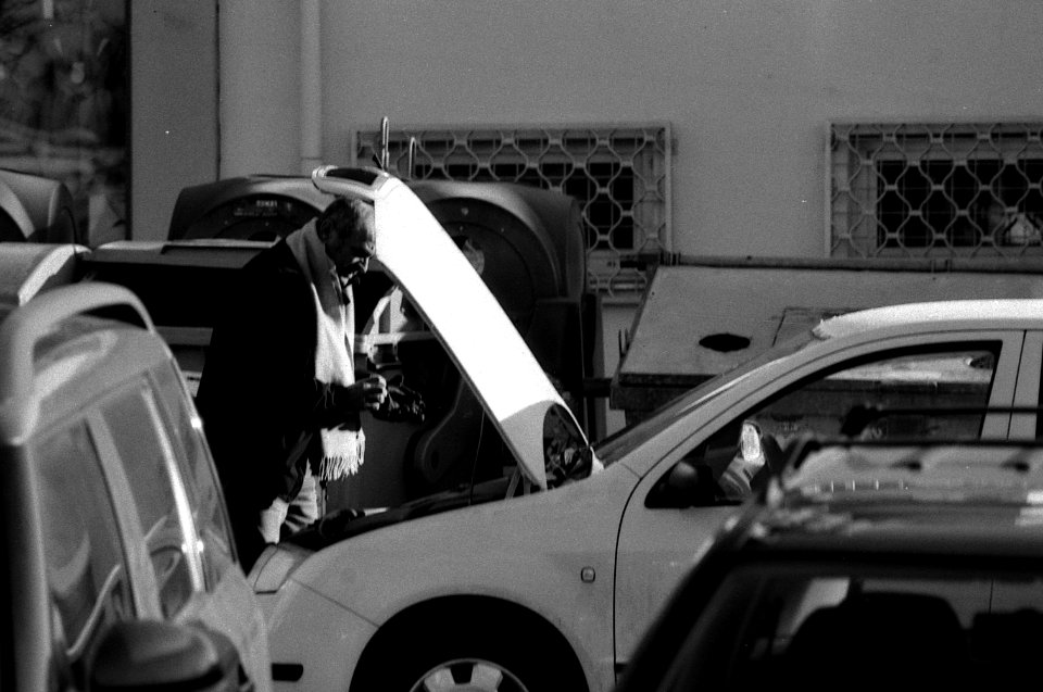 Praktica MTL 5 + Pentacon Electric 4/200 MC - Man Fixing His Car