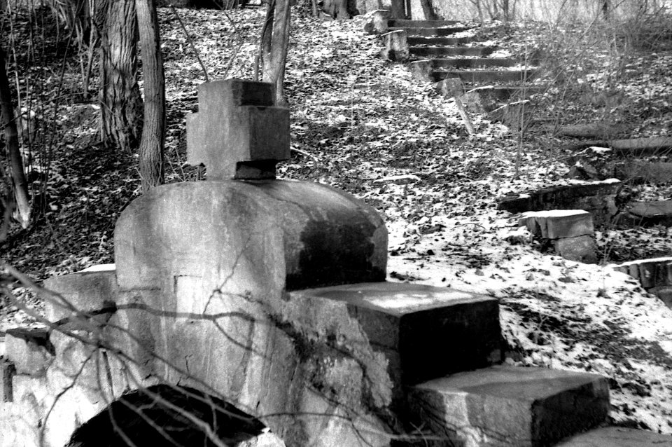 Praktica MTL 5 + Edixa-Iscotar 1:2,8/50 - Cross on the Top of the Spring