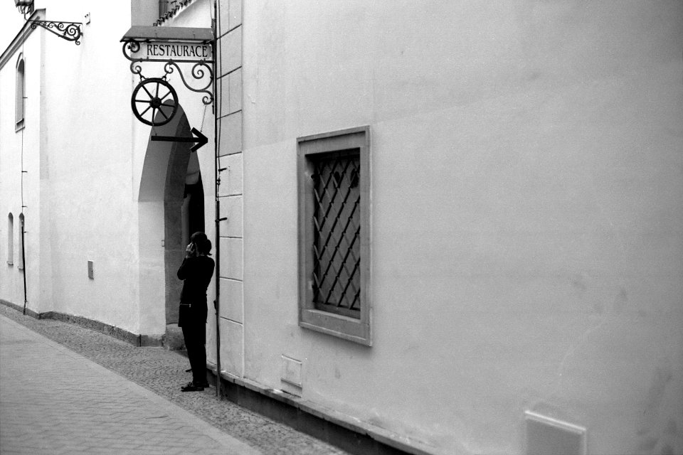 Canon EOS 30 with Canon EF 50mm f/1,8 II - Woman on the Phone