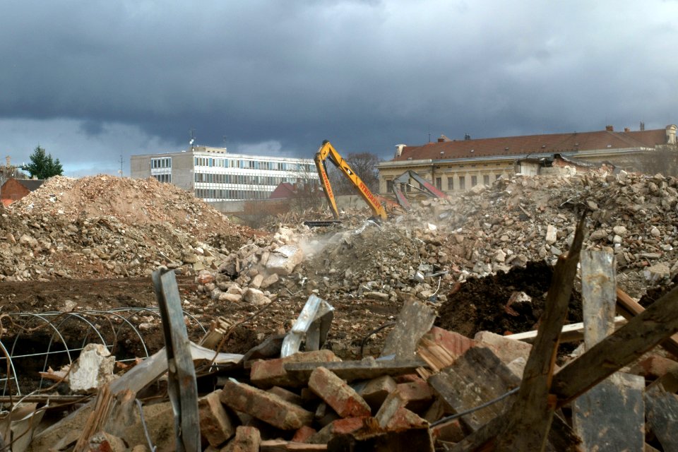 Sony A230 + MIR-1V - Demolition of Vlněna 17