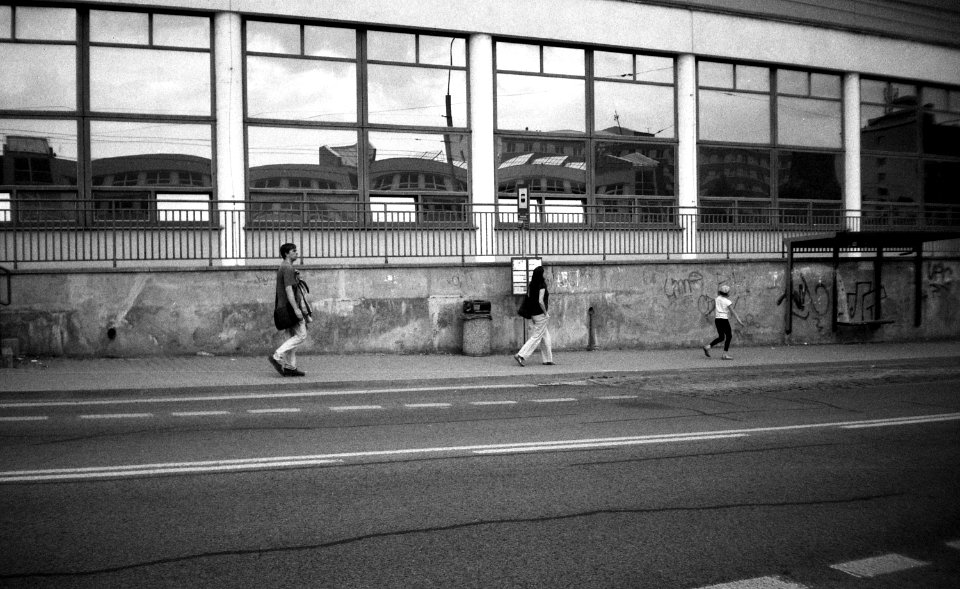 Elikon 35S - People Going to a Bus Stop