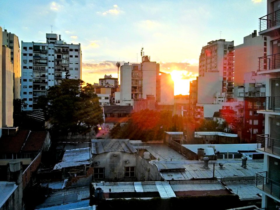Bello atardecer desde una terraza en Villa Crespo