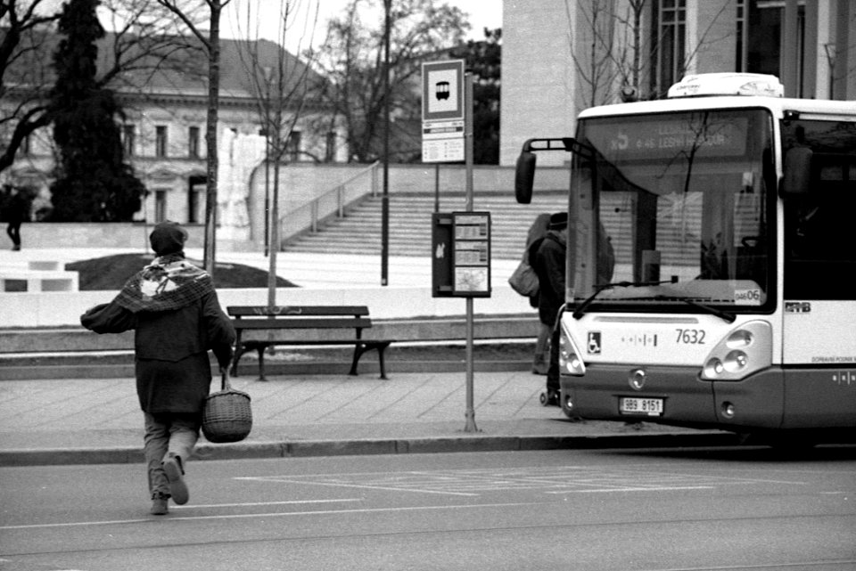Praktica BC1 with Pentacon Prakticar 2,8/135 - Woman Catching the Bus