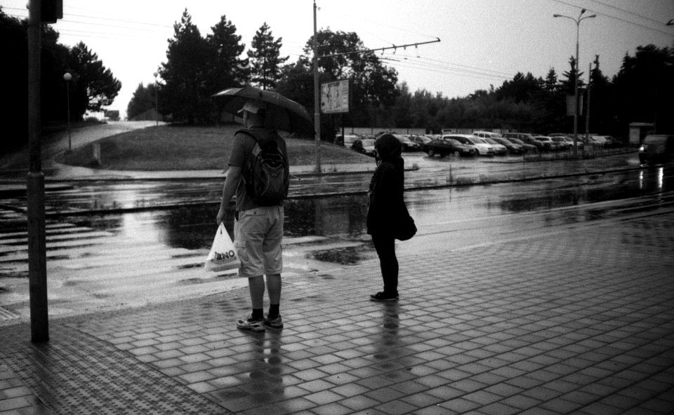 Elikon 35S - People in the Rain 1
