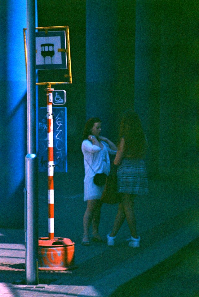 Praktica BC1 + MC Pentacon Prakticar 2,8/135 + expired film - Chatting Girls