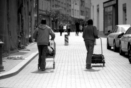 Praktica BC1 with Pentacon Prakticar 2,8/135 - Men with Carts
