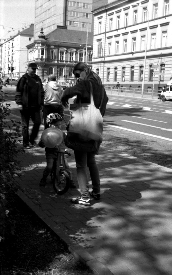 Beirette VSN - Mother and Child at Bus Stop