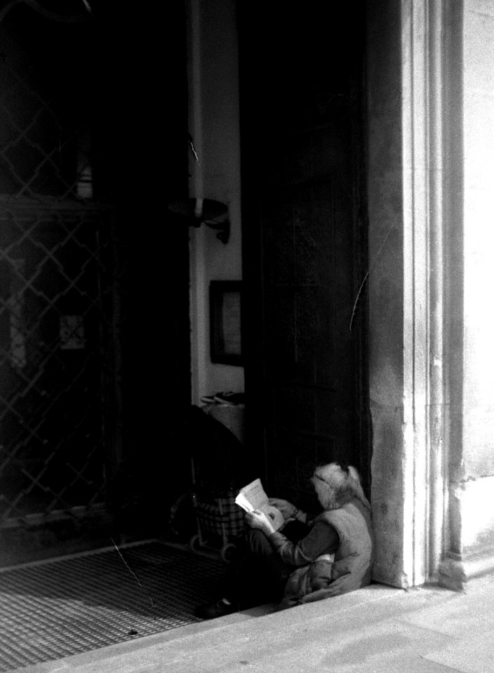 Siluet Elektro - Woman Reading in St. Thomas Church Entrance