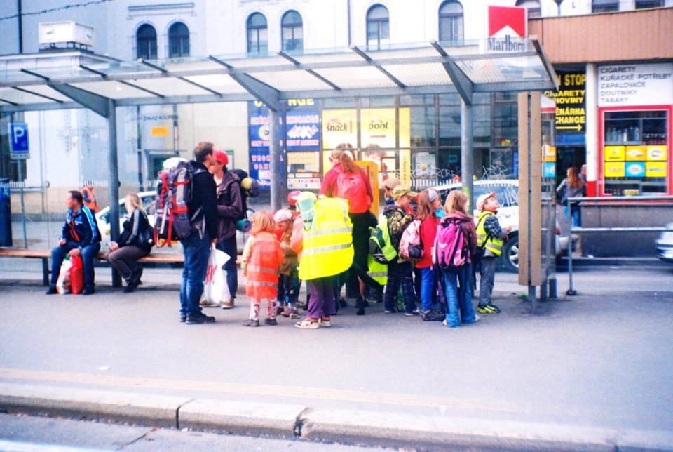 Vilia-Auto - Children at Tram Stop