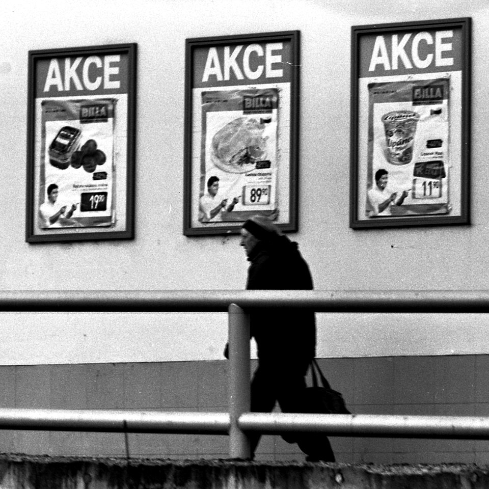 Praktica MTL 5 + Pentacon Electric 4/200 MC - Woman Going to the Supermarket