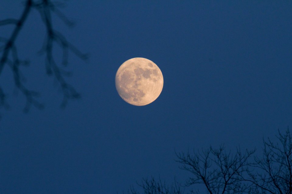 IMG 2748c Moon at 1630H Hse Kankakee IL 12-12-2016