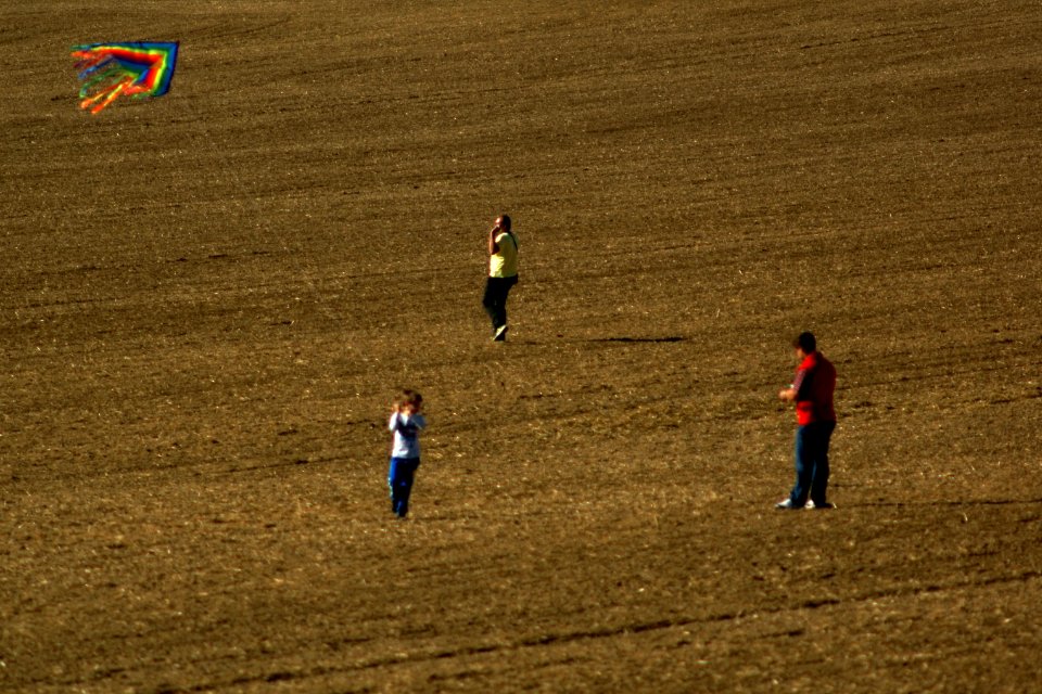 Sony Alpha A230 with Pentacon Electric 4/200 MC - Leftist Picnic in Medlánky Hills - Flying Kites 02