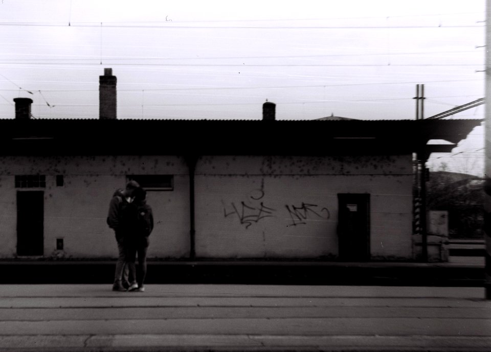 Zeiss Ikon Box Tengor - Couple at Train Station
