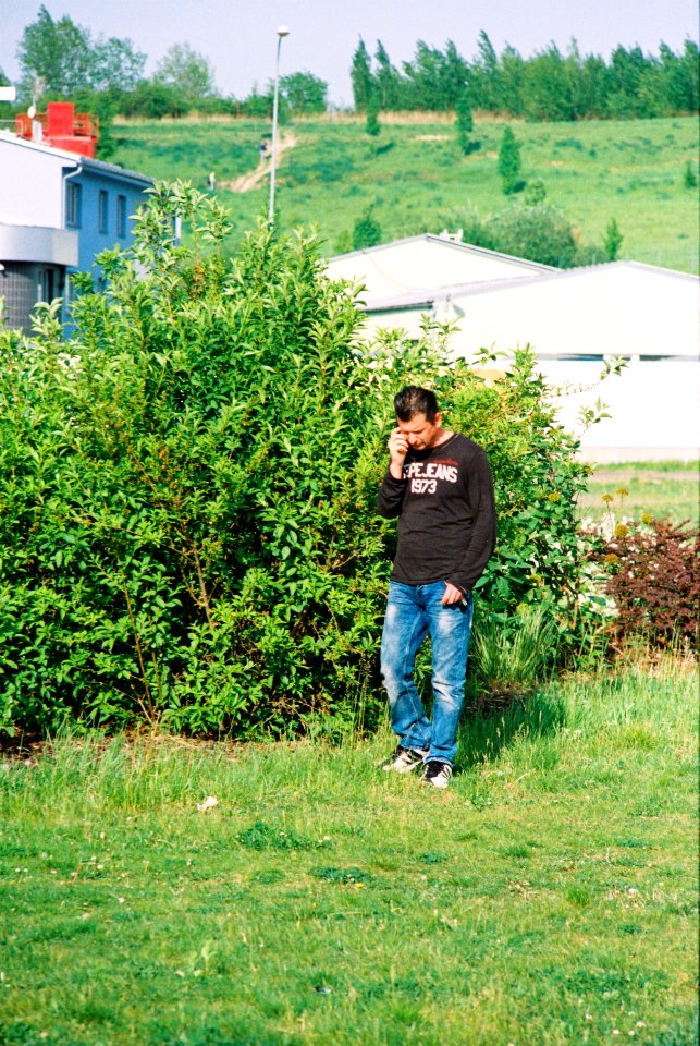 Praktica BC1 + MC Pentacon Prakticar 2,8/135 - Man on the Phone in front of Tesco Mall