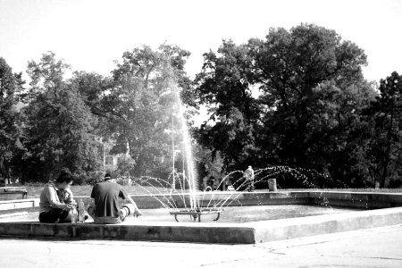 Minolta Hi-Matic G - Couple at the Fountain