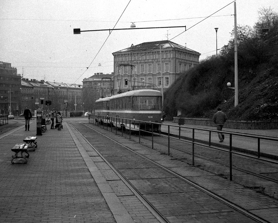 Lomo 135 VS - Retro Street Scene