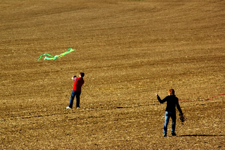 Sony Alpha A230 with Pentacon Electric 4/200 MC - Leftist Picnic in Medlánky Hills - Flying Kites 01