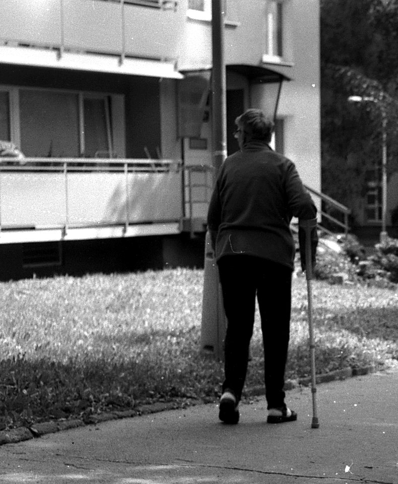 Exa + Tessar 2,8/50 - Woman with Crutches 2