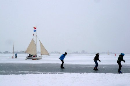 Skating and ice sailing on the Gouwzee photo