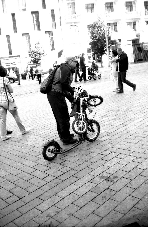 Elikon 35S - Sunday Street Stroll 2