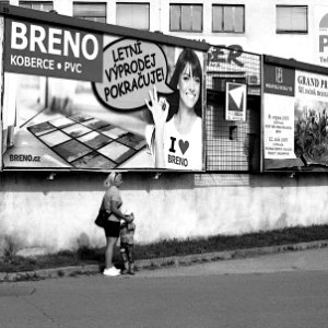 Canon EOS 30 with Canon EF 50mm f/1,8 II - Mother and Child under a Billboard